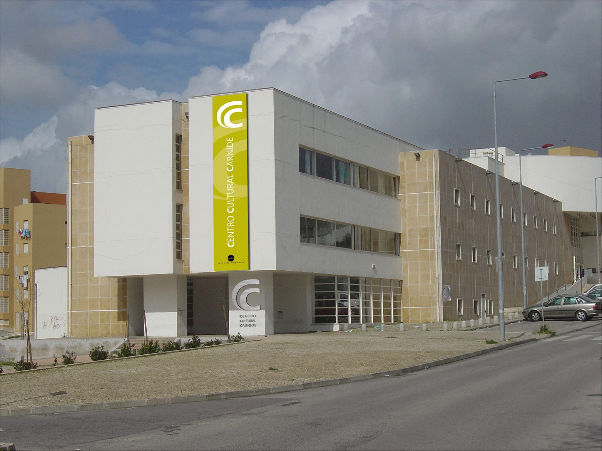 Fachada do Centro Cultural de Carnide com a identidade gráfica do CCC